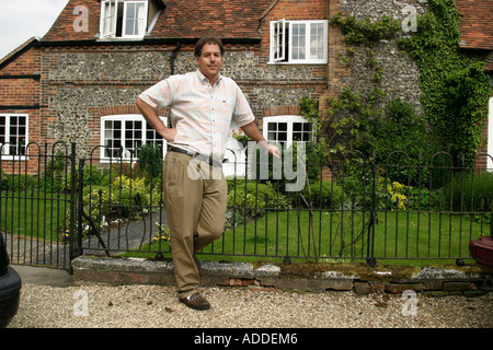 Hambleden: Henry Smith, 48, Erben, Viscount Hambleden, vor einem der Häuser des Dorfes. Er verkauft das Anwesen. Stockfoto