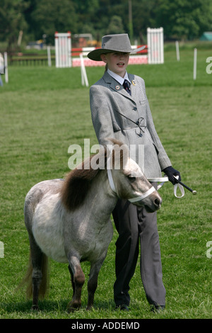 Ein Shetland-Pony und sein junger Begleiter auf der South Oxfordshire Riding Club Open Show Stockfoto