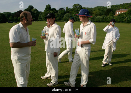 Cricketers machen Sie eine Pause für einen Drink während eines Spiels auf Hambleden Dorf Spielfeldern Stockfoto