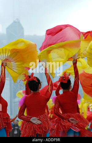 Gruppe junger Mädchen tanzen während Chinese Lunar New Year Feierlichkeiten in Kowloon, Hong Kong, China Stockfoto