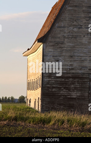 Gedämpfter Beleuchtung auf alte Scheune in malerischen Saskatchewan Kanada Stockfoto