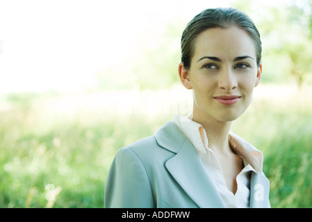 Geschäftsfrau stehen im Freien, Kopf und Schultern, Lächeln, Porträt Stockfoto