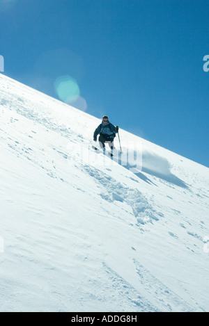 Skifahrer Abfahrt Stockfoto