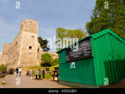 Ein Blick entlang der Uferstraße in Newark Castle, Nottinghamshire. Ausflüge mit dem Boot fahren von Kai, eine lebendige grüne Wellpappe Hütte ist uns Stockfoto