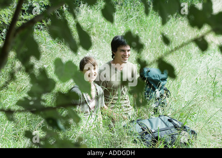 Paar von Wanderern in Rasen Stockfoto