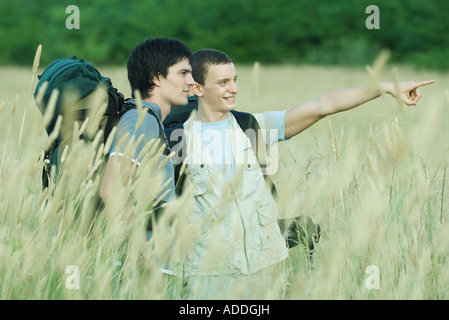 Zwei Wanderer im Feld stehen, zeigt eine aus dem Rahmen Stockfoto