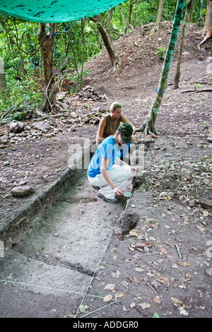 Student Volunteers auf archäologischen Ausgrabung in Belize Stockfoto