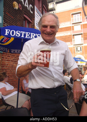 Mann Lachen und halten einen Pint bitter Bier Stockfoto