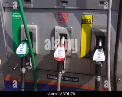 Benzinpumpen in einer Garage 4-Sterne-bleifrei, Diesel Stockfoto