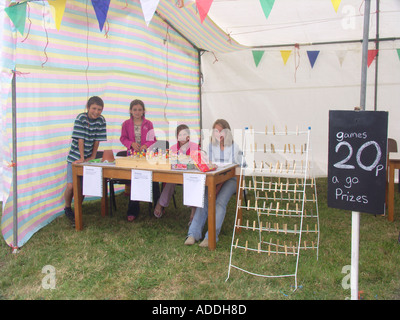 Kinder laufen einen Spiele-Stall bei Butley Flower Show Namenstag Suffolk England Stockfoto