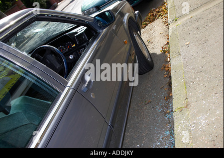 Volvo Auto mit zertrümmerten Windschutzscheibe und gebrochenen Fahrer Türfenster mit Glasscherben auf Bürgersteig Stockfoto