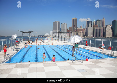 Schwimmende Pool Lady Barge Brooklyn Bridge Park Beach mit Blick auf die Skyline von Manhattan Brooklyn Heights New York City USA Stockfoto