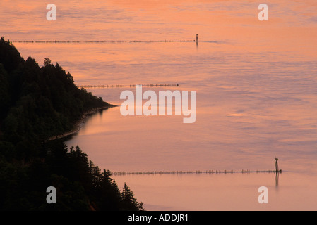 Sonnenuntergang spiegelt sich in den Columbia River am Kap Horn Columbia River National Scenic Area Washington USA Stockfoto