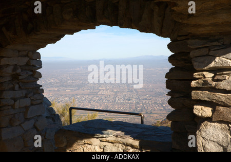 Blick von innen Dobbins Aussichtspunkt am South Mountain mit Blick auf die Stadt Phoenix, Arizona, USA Stockfoto