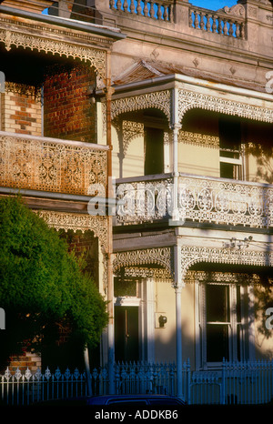 Verfallenden rostenden Cast Schmiedearbeiten viktorianischen Reihenhaus in Melbourne Australien Stockfoto