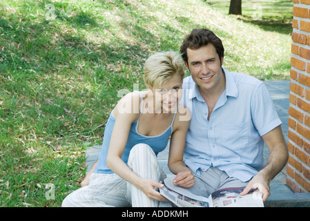 Paar, draußen, Broschüre betrachten Stockfoto