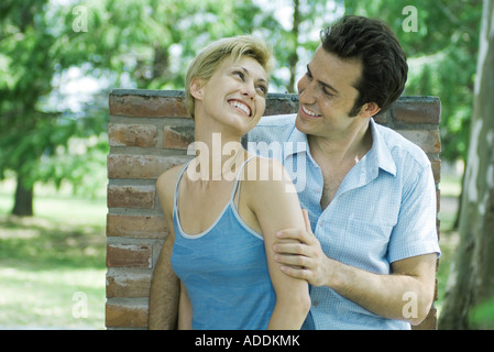 Paar im Freien, Lächeln einander an Stockfoto