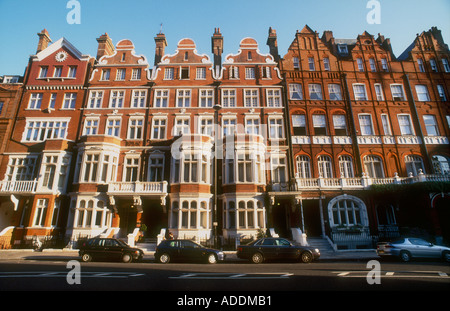 Wohlhabende 1860 s, die hohen viktorianischen Reihenhaus befindet sich im Queen Anne Style London SW1 Stockfoto