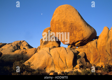 USA, CALIFORNIA, Joshua Tree Nationalpark, Jumbo Rocks Gegend, Sunrise mit dramatischen monzogranite Stockfoto