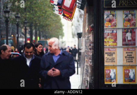 Eine trübe Schuss der Fußgänger zu Fuß entlang der Champs-Elysées in Paris Frankreich Stockfoto