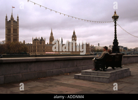 Haus des Parlaments Palast von Westminster Big Ben Clock Tower Banken Fluss Themse London England England Europa Stockfoto