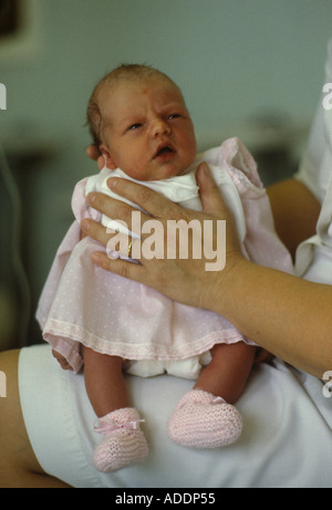 NHS 80 s UK Krankenschwester mit Frühgeburt Nottingham General Hospital 1980 s HOMER SYKES Stockfoto