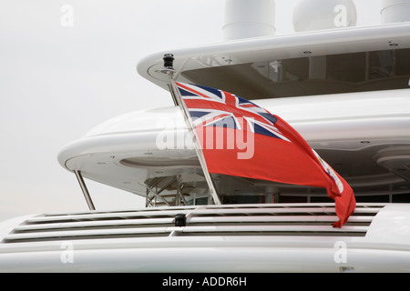 Die britische Red Ensign Fahne der königlichen Handelsmarine fliegt am Heck einer Luxus-Yacht Stockfoto