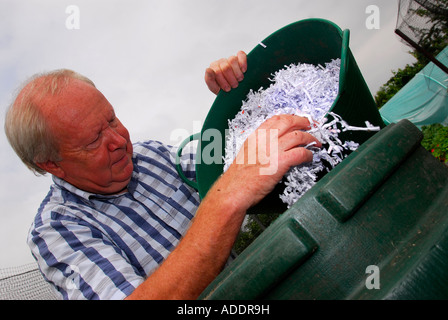 Älterer Mann auf seiner Zuteilung Kompostierung Altpapier Recycling Kingston Vale Kingston London Stockfoto