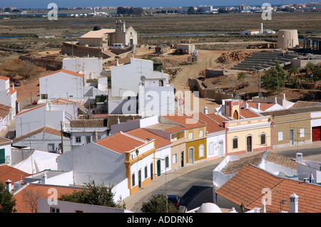 Panoramablick über Castro Marim und die umgebenden Salzwiesen Algarve Iberia Portugal Europa Stockfoto