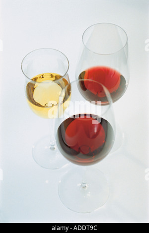 Drei Gläser Wein, zwei mit Rotwein und ein Glas mit Weißwein Stockfoto
