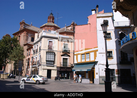 Blick auf Sevilla farbenfrohen Gebäuden & Kirche Sevilla Andalusien Andalusien España Spanien Iberia Europa Stockfoto