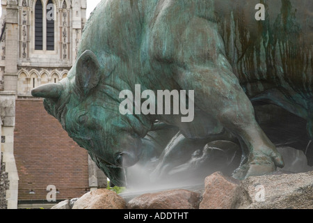 Detail der Stier auf Gefion Fountain mit St Albans Kirche im Hintergrund. Kopenhagen, Dänemark. Stockfoto