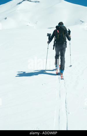 Skifahrer in Richtung Berg, Rückansicht Stockfoto