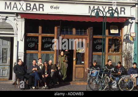 Menschen sitzen vor Cafe Max Bar am Marktplatz Heidelberg Deutschland Stockfoto