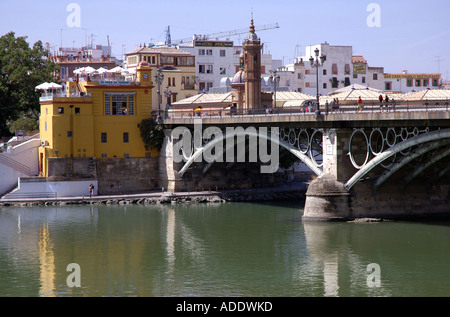 Blick auf die Ufer des Guadalquivir Flusses Río Sevilla Sevilla Andalusien Andalusien España Spanien Iberia Europa Stockfoto