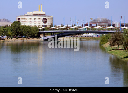 Blick auf die Ufer des Guadalquivir Flusses Río Sevilla Sevilla Andalusien Andalusien España Spanien Iberia Europa Stockfoto