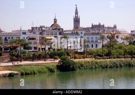 Blick auf die Ufer des Guadalquivir Flusses Río Sevilla Sevilla Andalusien Andalusien España Spanien Iberia Europa Stockfoto