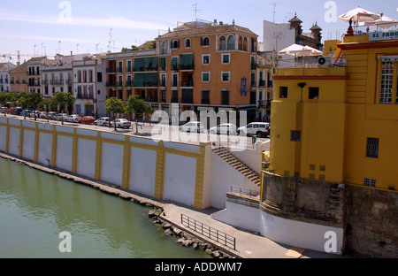 Blick auf die Ufer des Guadalquivir Flusses Río Sevilla Sevilla Andalusien Andalusien España Spanien Iberia Europa Stockfoto