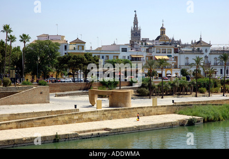 Blick auf die Ufer des Guadalquivir Flusses Río Sevilla Sevilla Andalusien Andalusien España Spanien Iberia Europa Stockfoto