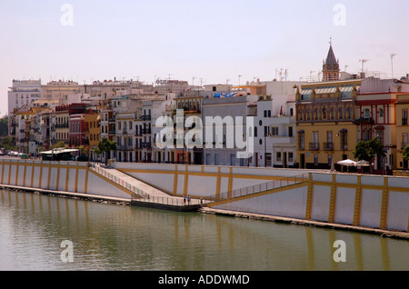 Blick auf die Ufer des Guadalquivir Flusses Río Sevilla Sevilla Andalusien Andalusien España Spanien Iberia Europa Stockfoto