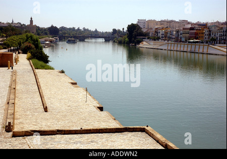 Anzeigen der Fluss Guadalquivir & Torre del Oro Gold Tower Sevilla Sevilla Andalusien Andalusien España Spanien Iberia Europa Stockfoto