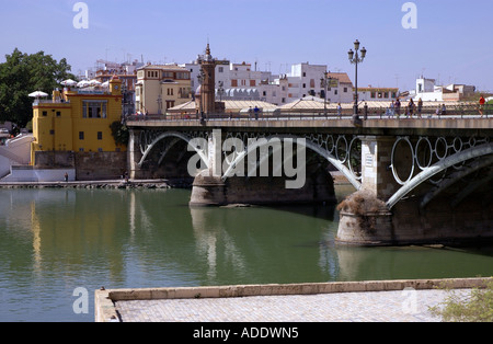 Blick auf die Ufer des Guadalquivir Flusses Río Sevilla Sevilla Andalusien Andalusien España Spanien Iberia Europa Stockfoto