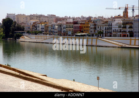 Blick auf die Ufer des Guadalquivir Flusses Río Sevilla Sevilla Andalusien Andalusien España Spanien Iberia Europa Stockfoto