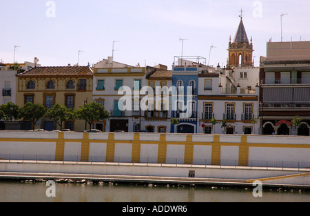 Blick auf die Ufer des Guadalquivir Flusses Río Sevilla Sevilla Andalusien Andalusien España Spanien Iberia Europa Stockfoto