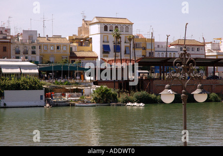 Blick auf die Ufer des Guadalquivir Flusses Río Sevilla Sevilla Andalusien Andalusien España Spanien Iberia Europa Stockfoto