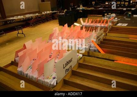 Die gezählten Stimmzettel im Eddisbury Wahlkreis bei der Parlamentswahl 2005 Stockfoto