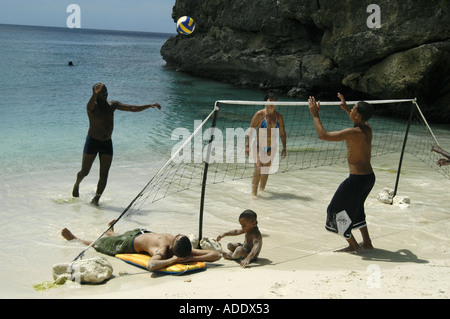 Spielen Sie Volleyball am Strand Knip (Curacao). Stockfoto