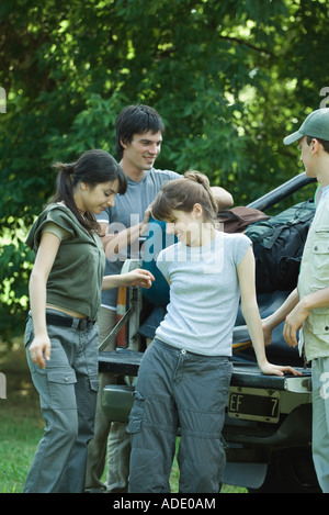 Gruppe von Wanderern stehen durch die Rückseite des Pick-up-truck Stockfoto