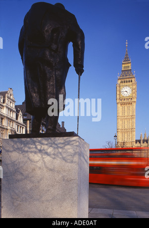 Die Statue von Sir Winston Churchill im Parliament Square mit Big Ben und ein Londoner Bus Westminster London UK Stockfoto