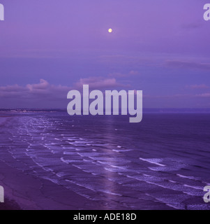 Blick von Süden über Saunton Sands Beach und Nord Küste von Devon im Mondlicht mit dunkelblauen lila Himmel England Stockfoto